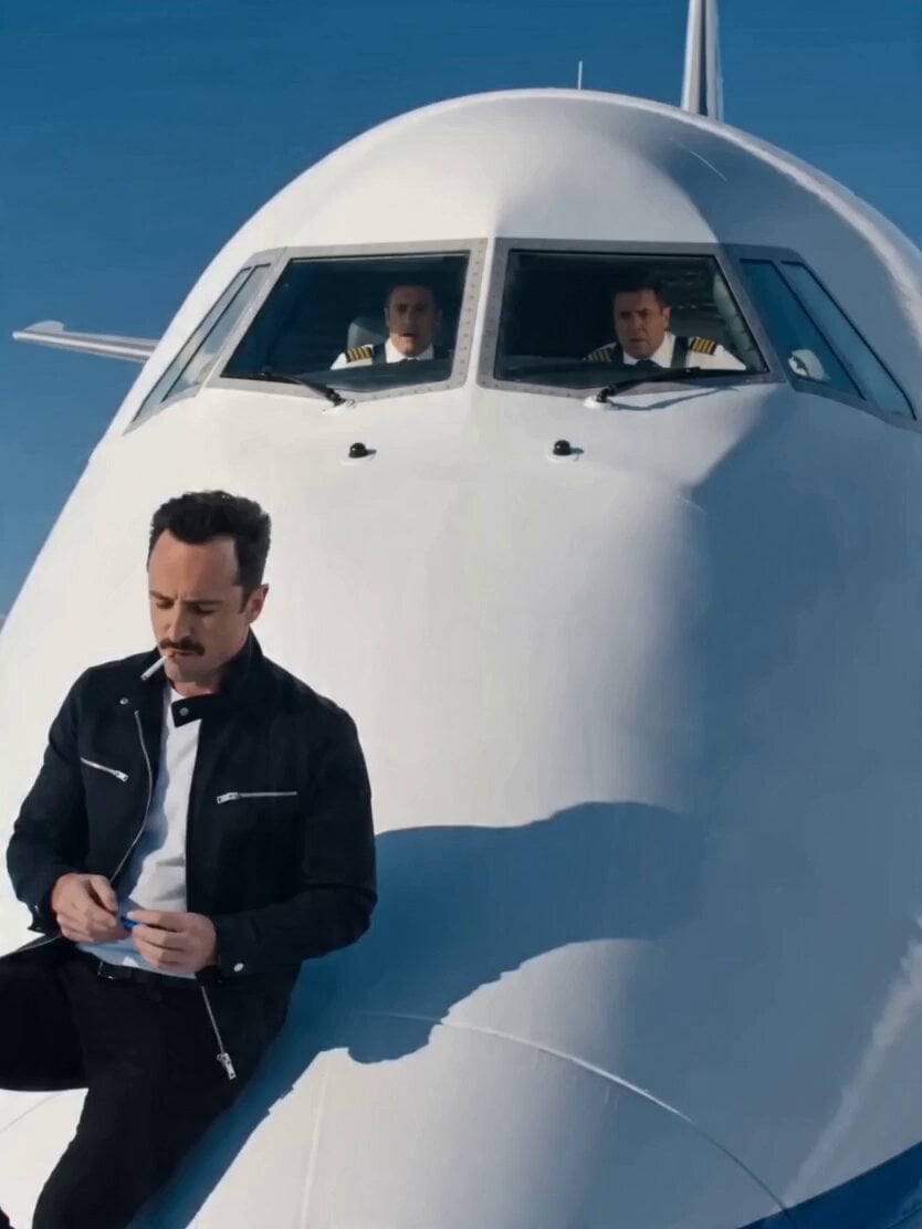 0-3s: Guy leaning on the nose of a Boeing 747 as it flies at 30,000ft; the